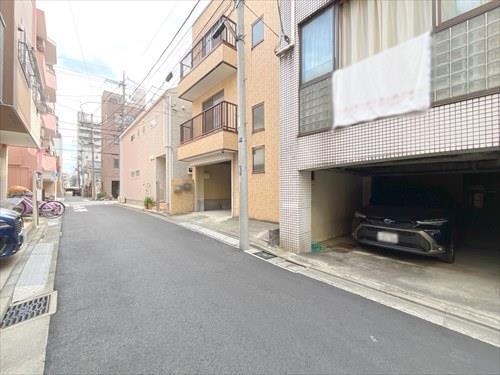 現地側から前面道路(2026年2月撮影)