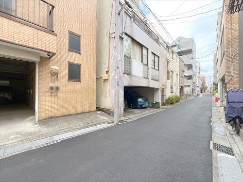 現地側から前面道路(2026年2月撮影)