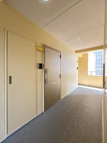 10階共用廊下から玄関