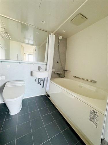 洋室8.2帖側トイレ・浴室