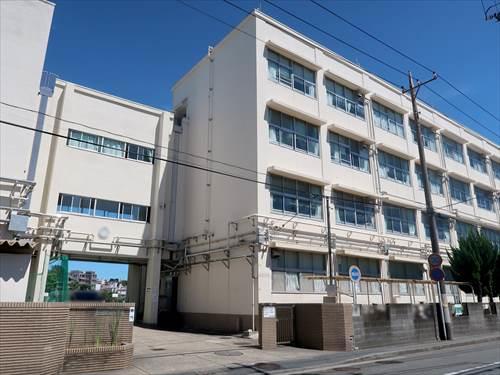 横浜市立大綱中学校まで560m