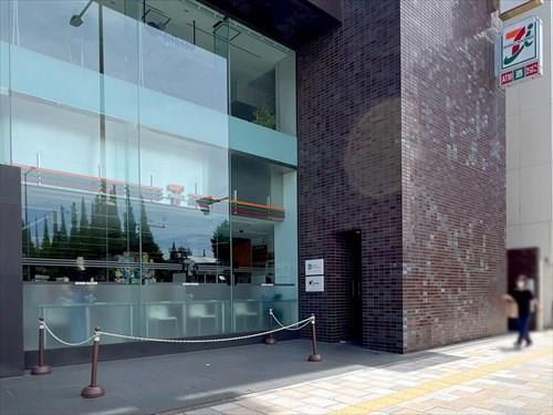 セブンイレブン港区南青山2丁目店180m