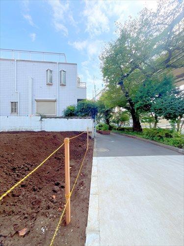 南西側歩道前面道路(2025年10月）