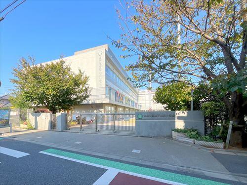 世田谷区立下北沢小学校まで680m