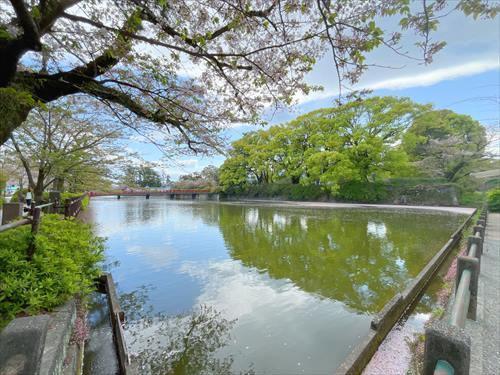 小田原城址公園まで820m