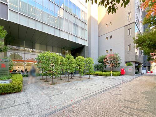 港港南郵便局まで810m