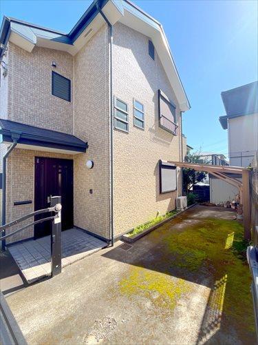 玄関・駐車スペース