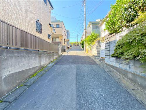 前面道路(2025年10月撮影)