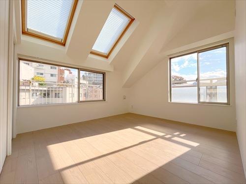 洋室約6.3帖(収納付き)