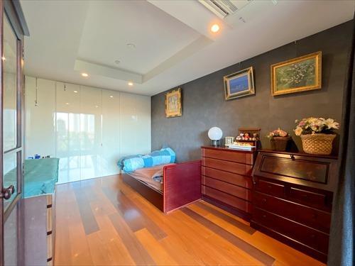 北側洋室(収納付き)