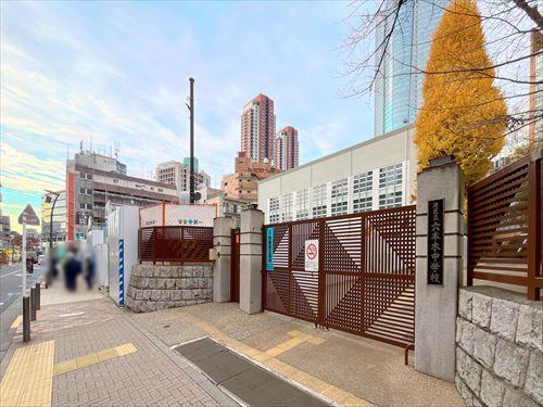 港区立六本木中学校まで410m