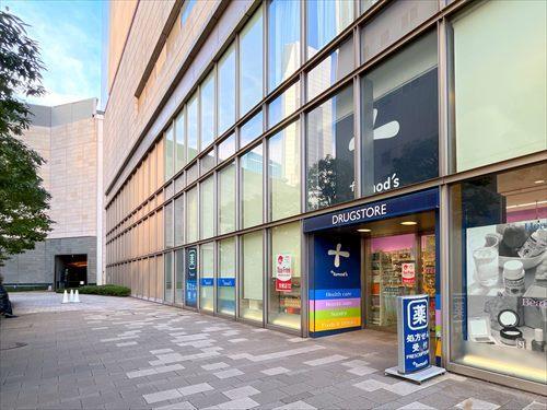 トモズ六本木ヒルズ店まで520m