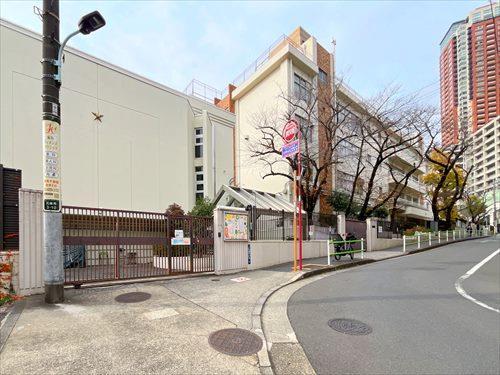 港区立南山小学校まで660m
