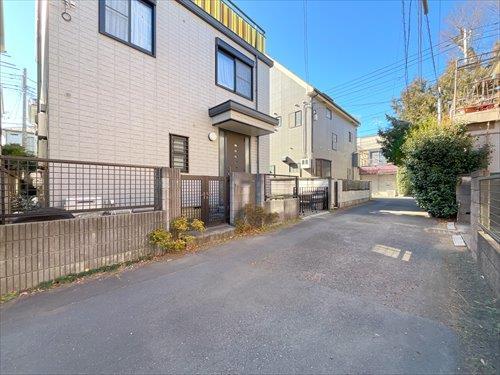 現地側から前面道路(2026年1月撮影)