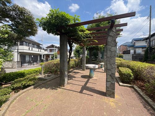 緑ケ丘緑地まで1460m