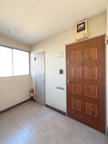 共用廊下から玄関