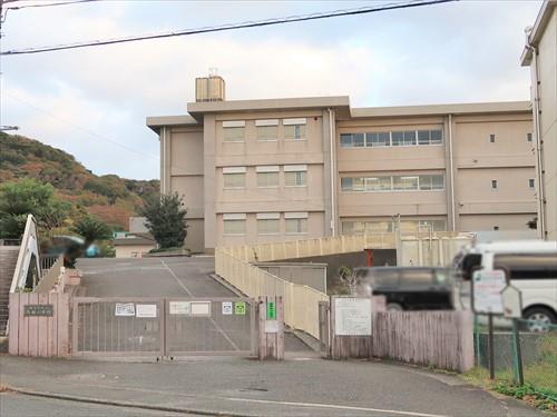横須賀市立馬堀小学校まで2360m