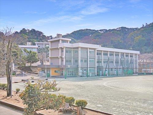 横須賀市立馬堀中学校まで2640m