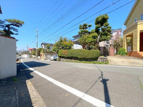現地側から前面道路(2026年4月撮影)
