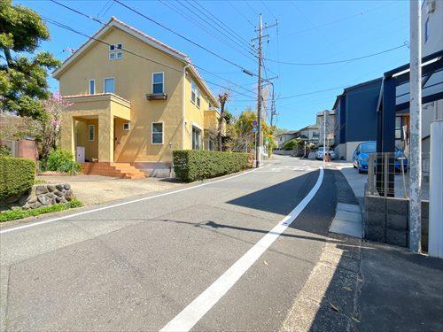 現地側から前面道路(2026年4月撮影)