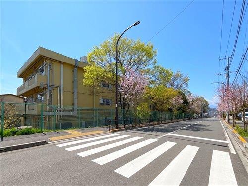 町田市立つくし野小学校まで370m