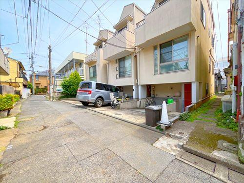 現地側から前面道路(2026年4月撮影)