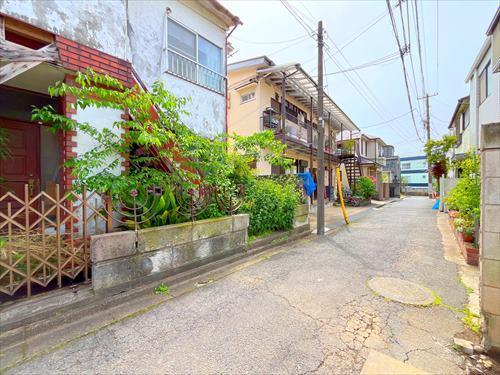 現地側から前面道路(2026年4月撮影)