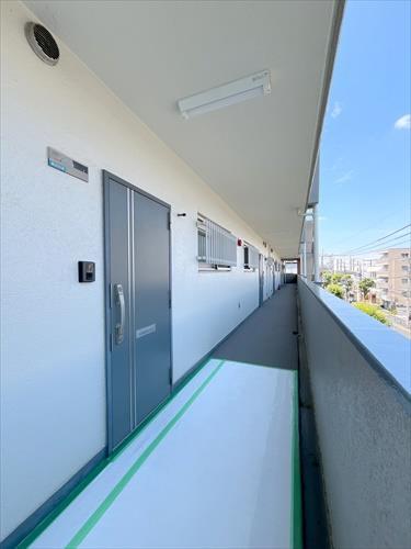 共用廊下から玄関