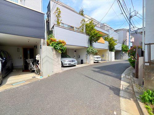 現地側から前面道路(2026年5月撮影)