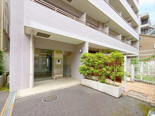 南側マンション入口