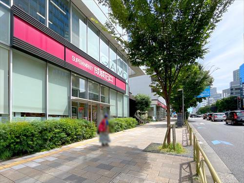 成城石井南青山店まで520m