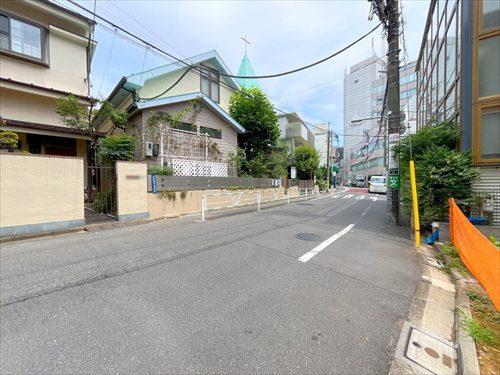 現地側から前面道路(2026年7月撮影)