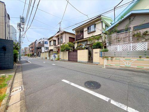 現地側から前面道路(2026年7月撮影)