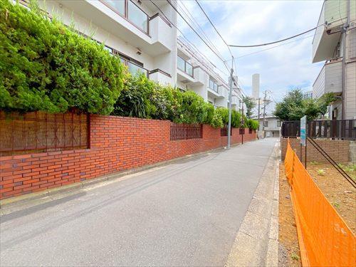 現地側から前面道路(2026年7月撮影) 現地側から前面道路(2026年7月撮影)