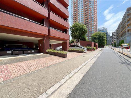 駐車場・車両出入口 駐車場・車両出入口