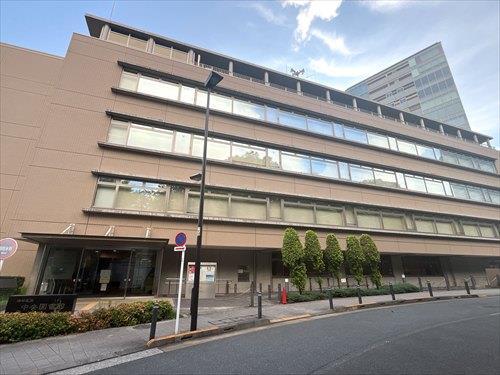 渋谷区立中央図書館まで660m
