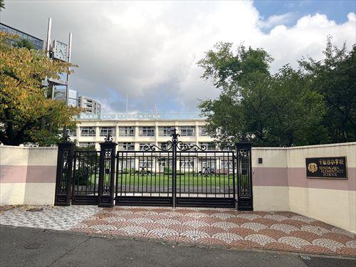 渋谷区立千駄谷小学校まで310m