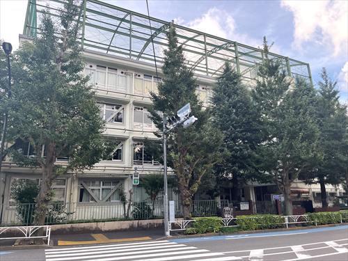 渋谷区立原宿外苑中学校まで510m
