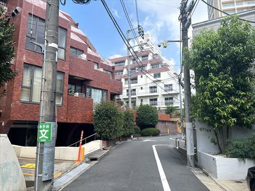 マンション前面道路