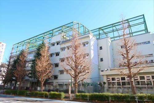 渋谷区立原宿外苑中学校まで420m
