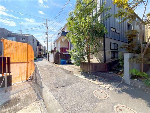 現地側から前面道路(2026年9月撮影)
