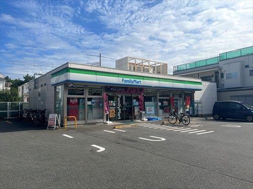ファミマ調布つつじヶ丘店まで740m