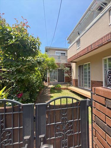 建物2門扉より敷地内