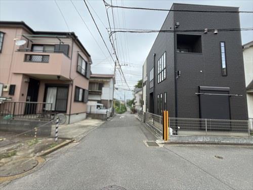 西側前面道路（2025年10月撮影）