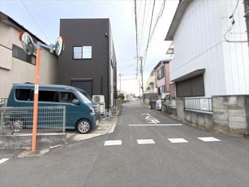 西側前面道路（2025年10月撮影）