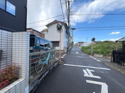 北側前面道路（2025年11月撮影）