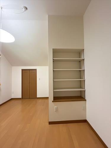 2階北側約7帖洋室壁面収納