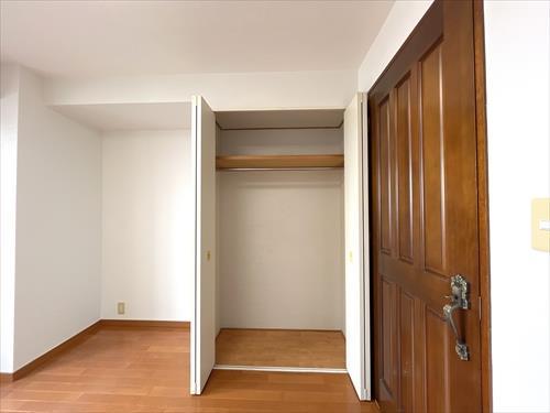 西側洋室5.1帖収納