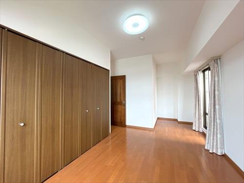 南西側8.9帖洋室