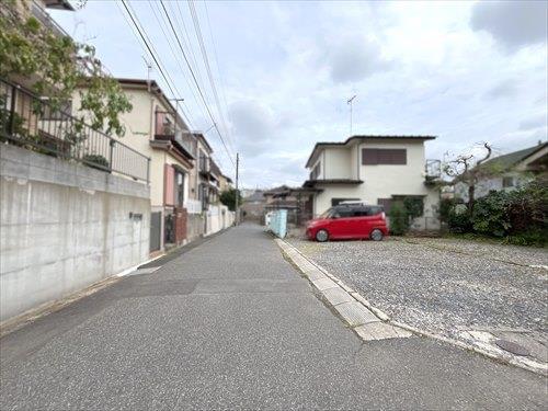 北側前面道路(2025年10月撮影) 北側前面道路(2025年10月撮影)